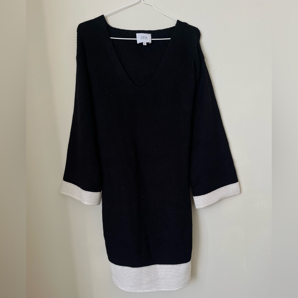 J.O.A. Black and White minimalist neutral oficce V-Neck Sweater dress M